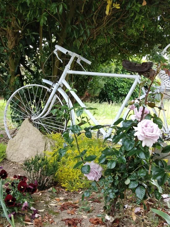 La Jacarandiere Le Cambout Bed & Breakfast